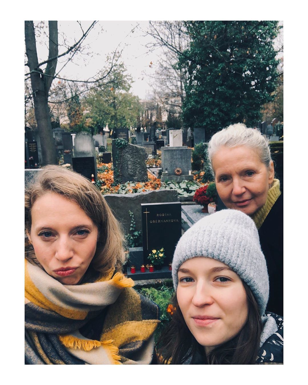 Berenika Kohoutová s rodinou na hřbitově