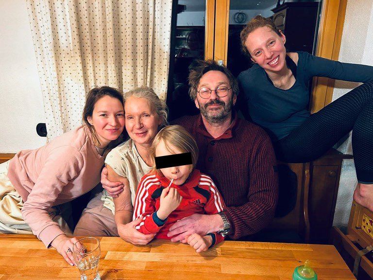 Berenika Kohoutová se svou rodinou - mámou, tátou a sestrou a synovcem.