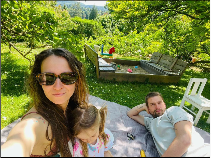 Berenika Kohoutová s rodinou během odpočinku.