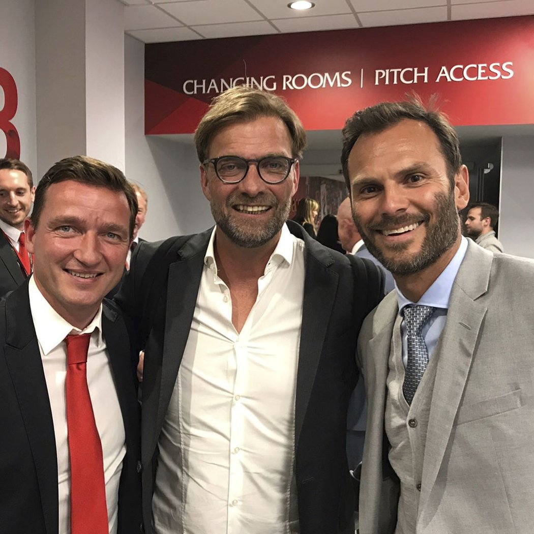 Patrik Berger a Vladimír Šmicer s trenérem Liverpoolu Jürgenem Kloppem