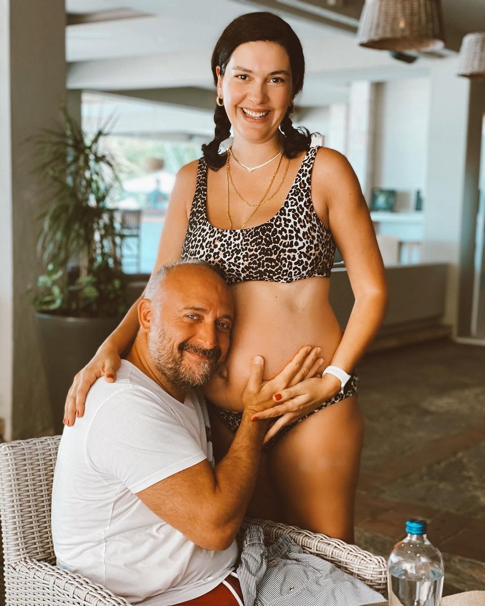 Televizní Šeherezáda Bergüzar Korelová čeká třetí dítě.