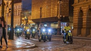 Městem se prohnalo padesát zelených skútrů: Sdílené motorky BeRider v Praze končí