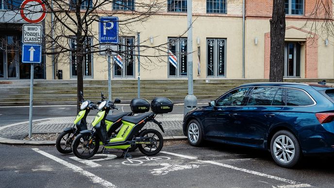 Praha vyhrazuje čím dál víc parkovacích míst sdíleným jednostopým vozidlům.