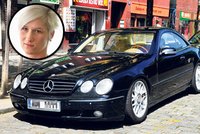 Bývalá hejtmanova mluvčí: Místo Ratha oprašuje mercedes!