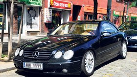 Luxusní Mercedes Jiřího Morstadta parkoval několik dní v pražských Holešovicích