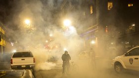 Protesty kvůli usmrcení neozbrojeného černocha policistou se v noci na dnešek ve Spojených státech zvrhly v pouliční násilí.