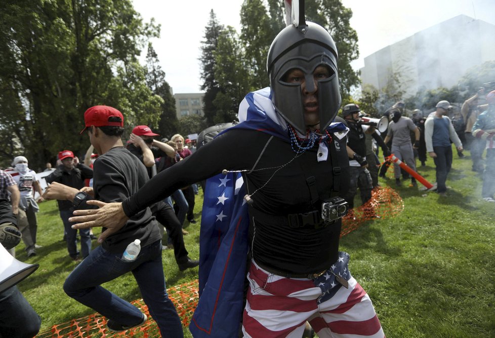 V kalifornském Berkeley se střetli odpůrci a fanoušci prezidenta Donalda Trumpa