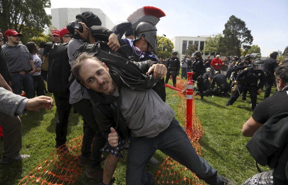 V kalifornském Berkeley se střetli odpůrci a fanoušci prezidenta Donalda Trumpa