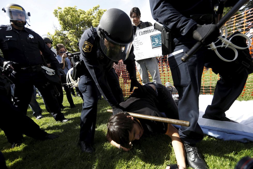 V kalifornském Berkeley se střetli odpůrci a fanoušci prezidenta Donalda Trumpa