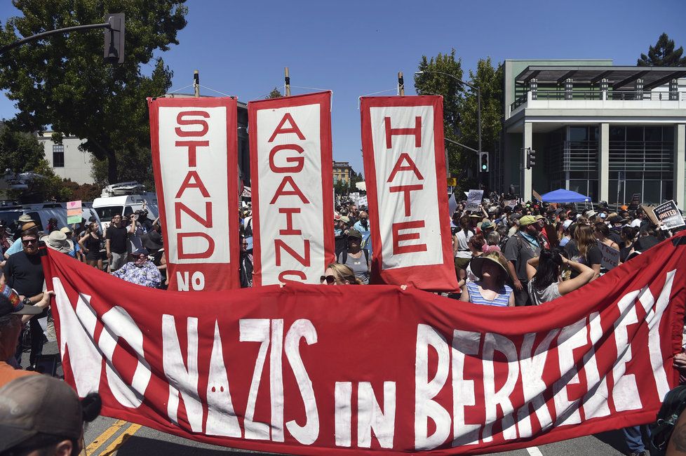 V Berkeley se střetli příznivci krajní pravice s odpůrci Trumpa.