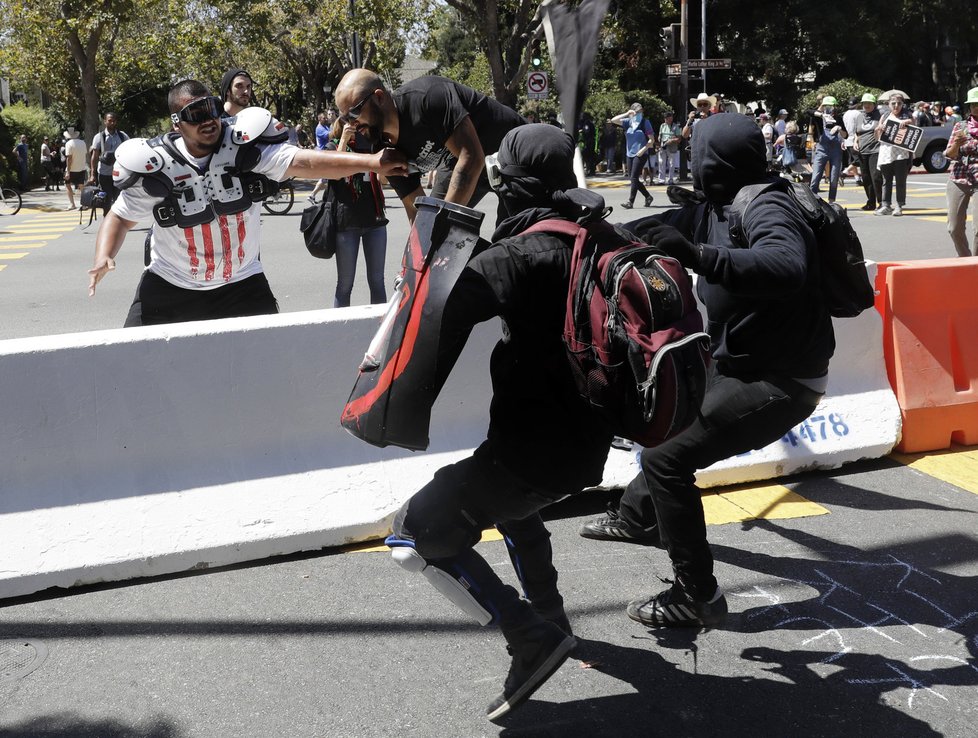 V Berkeley se střetli příznivci krajní pravice s odpůrci Trumpa.