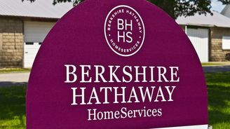 Buffettova Berkshire Hathaway loni díky růstu akcií dosáhla rekordního zisku