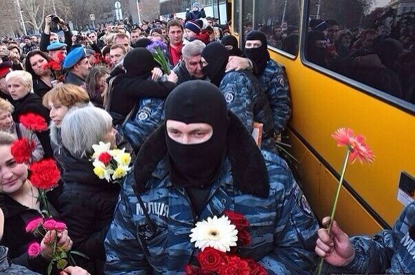Příslušníci Berkutu přijíždějí na Krym.