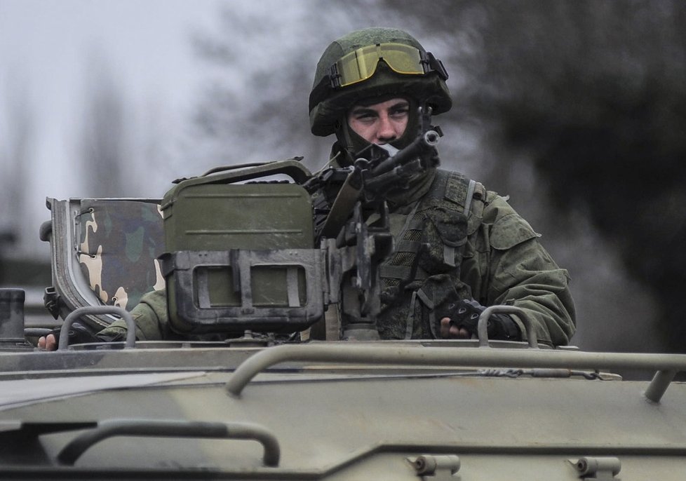 Muž v uniformě shlíží na Sevastopol z vojenského tanku.