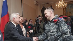 Vjačeslav Svetličnyj, ruský generální konzul, gratuluje důstojníkovi bývalého Berkutu.