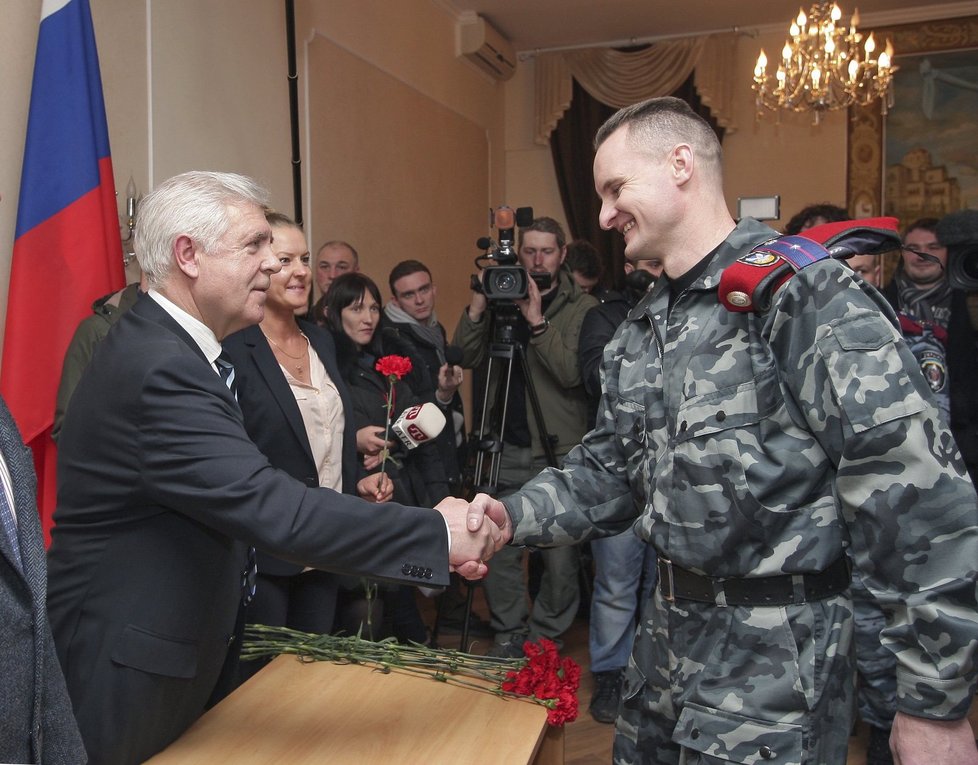 Vjačeslav Svetličnyj, ruský generální konzul, gratuluje důstojníkovi bývalého Berkutu.