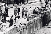 Berlínská zeď: Před 50 lety ji stavěli, teď ji prodávají