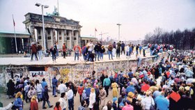 Dnes už turistům kolem Brandenburské brány nic v cestě nestojí