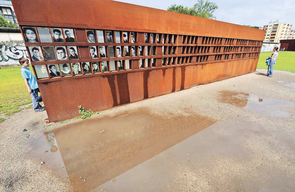 Berlínský památník obětí těch, kteří se pokoušeli přes zeď utéci, je v současné době velmi oblíbeným cílem turistů