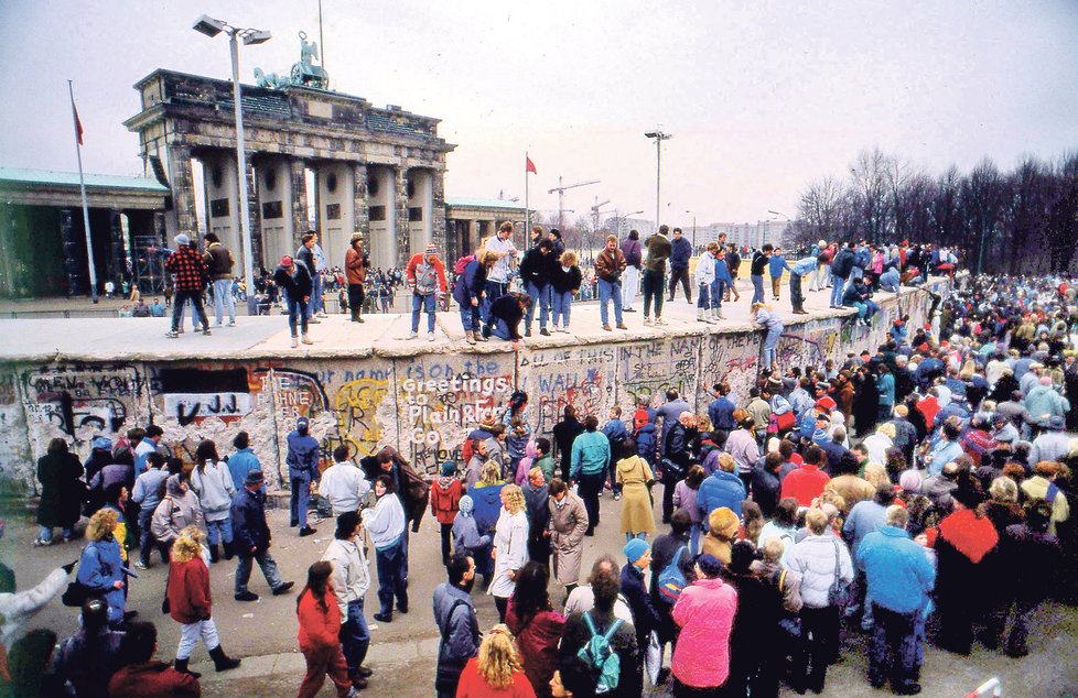 Dnes už turistům kolem Brandenburské brány nic v cestě nestojí.