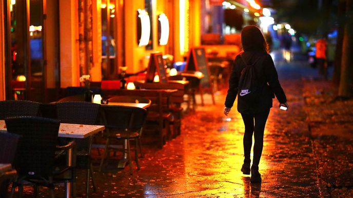 Žádné oslavy, jen opuštěné stoly berlínských restaurací, které kvůli protiepidemickým opatřením musí zavřít s úderem 23. hodiny.
