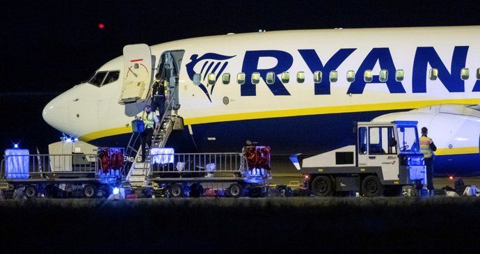 V Berlíně nouzově přistál letoun společnosti Ryanair. Hledali bombu