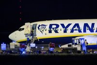 Letadlo Ryanairu nečekaně neplánovaně přistálo v Berlíně. Prohlídka zavazadel kvůli bombě?