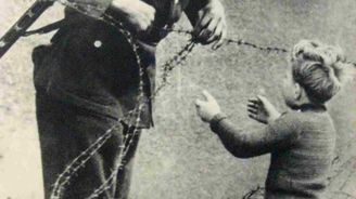 Dítě chycené v ostnatém drátu. Příběh ikonických fotografií, které ukazují tragédii kdysi rozděleného Německa 