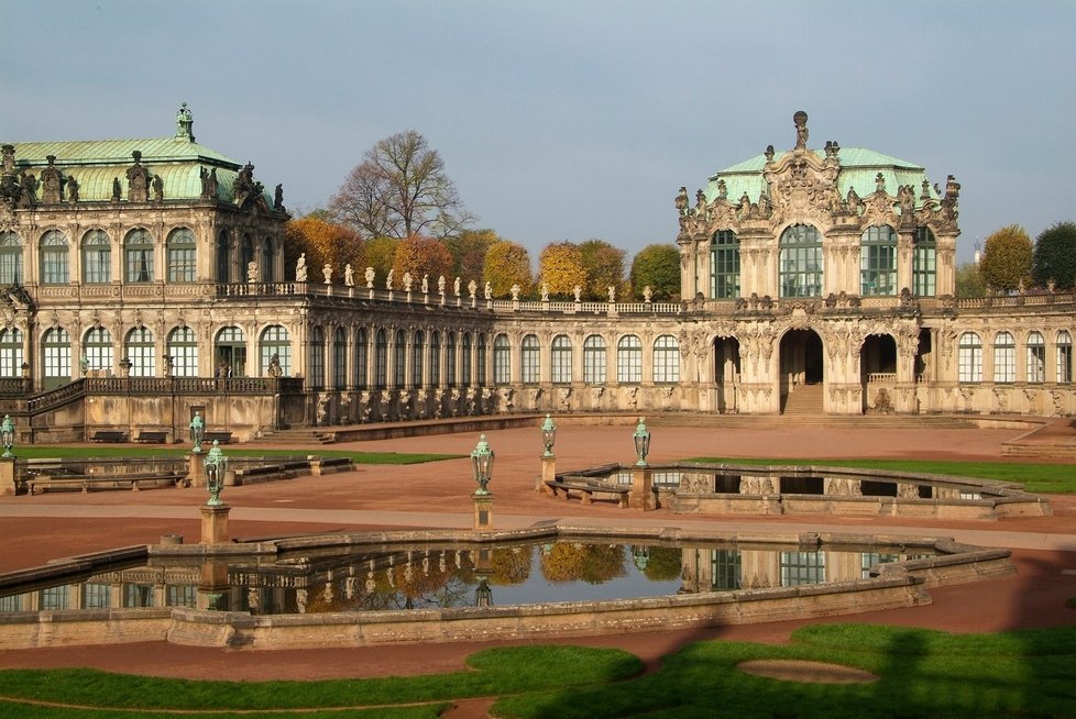 Mezi hlavní drážďanské památky jistě patří komplex barokních staveb Zwinger.