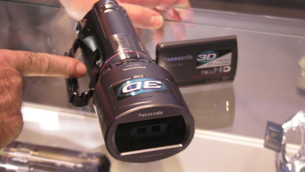 Zkuste si naživo to, co bylo doteď jen výsadou profesionálů! Panasonic prezentoval první spotřebitelskou videokameru pro natáčení 3D snímků.