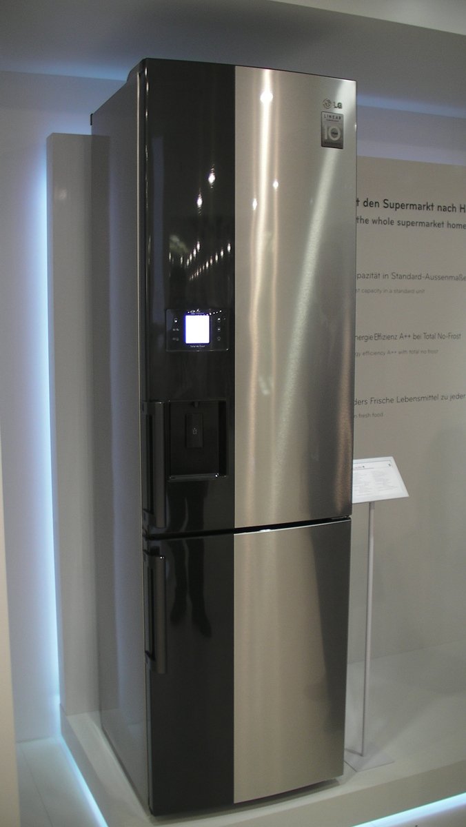 Firma LG představila svou nejnovější lednici. Tahle designově zajímavá kombinovaná chladnička s dávkovačem vody má o 20% nižší spotřebu energie a nižší hlučnost.