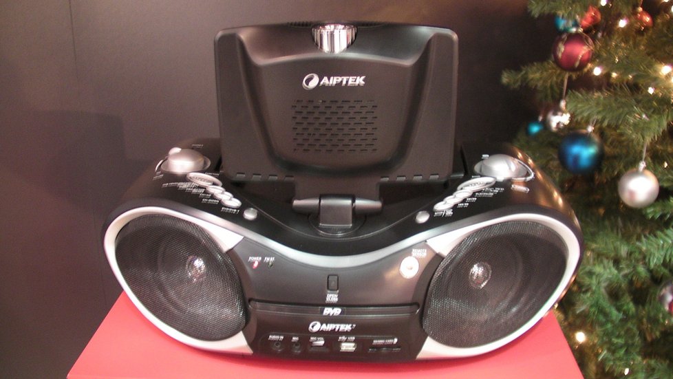 Společnost Aiptek nabízí mobilní kino D25/20. Tenhle přenosný a polohovací projektor s integrovaným DVD přehrávačem a digitální televizí má vynikají kvalitu zvuku a vestavěný USB port.