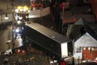 První video útoku v Berlíně: Zdá se, že útočník v kamionu nebrzdil