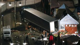 Uprchlík s kamionem najel do davu v Berlíně. Na vánočních trzích zabil minimálně 12 lidí.