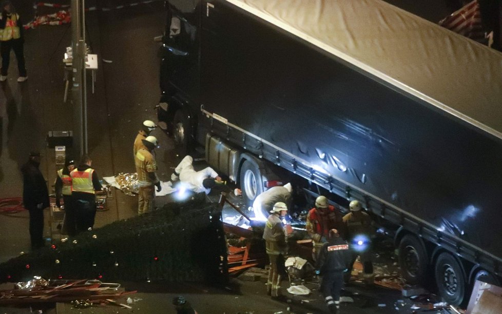 Útočník s kamionem najel do davu v Berlíně. Na vánočních trzích zabil 12 lidí.