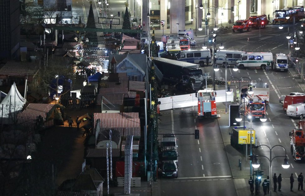 Útočník s kamionem najel do davu v Berlíně.