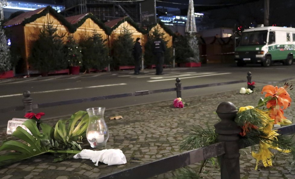 Uprchlík s kamionem najel do davu v Berlíně. Na vánočních trzích zabil minimálně 12 lidí.