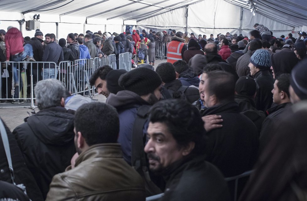 Do Německa loni nepřišlo 1,1 milionů uprchlíků, jak se tvrdilo, ale 890 tisíc.