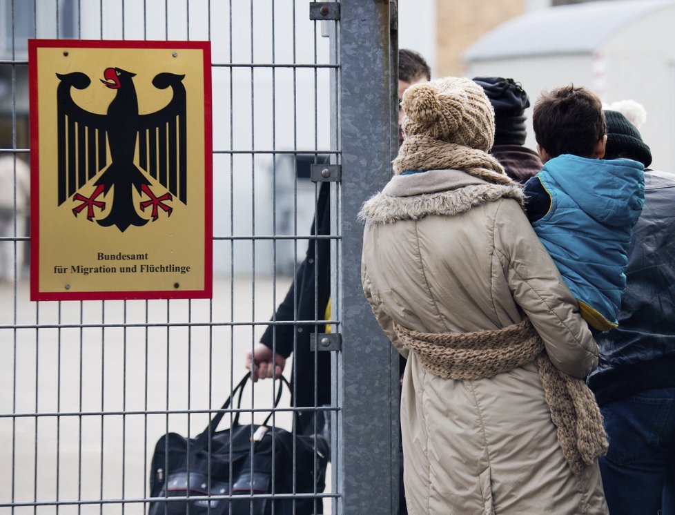 Němci začali uprchlíkům zabavovat cennosti, chtějí omezit příliv běženců do země.