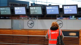 Nové berlínské letiště se má konečně otevřít příští říjen.