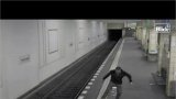 Brutální útok v metru: Muži dupali na hlavu!