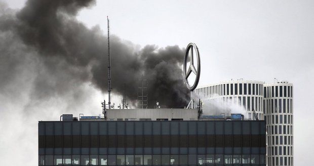 V Berlíně hořel stometrový mrakodrap s logem Mercedesu. Požár vypukl na střeše