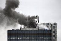 V Berlíně hořel stometrový mrakodrap s logem Mercedesu. Požár vypukl na střeše