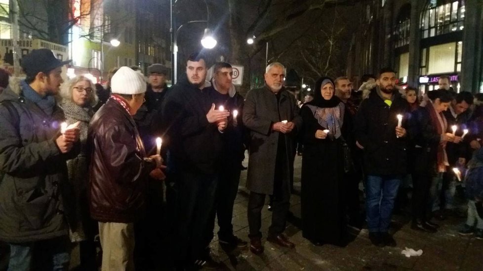 Před místem útoku se vytvořila řada muslimů držících svíčky.