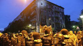 Kameny, dělobuchy a lahve: Po střetu se squatery zůstalo 123 zraněných policistů