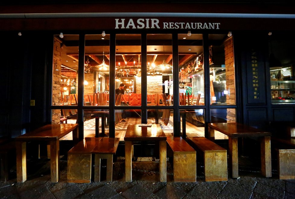 Berlínské restaurace, bary a hospody musí mít zavřeno od 23 do 6 hodin (10. 10. 2020).