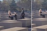 Sociální síť TikTok pobouřilo video, v němž neznámá spoře oděná žena pózuje na jedné ze stél Památníku Holocaustu v Berlíně.