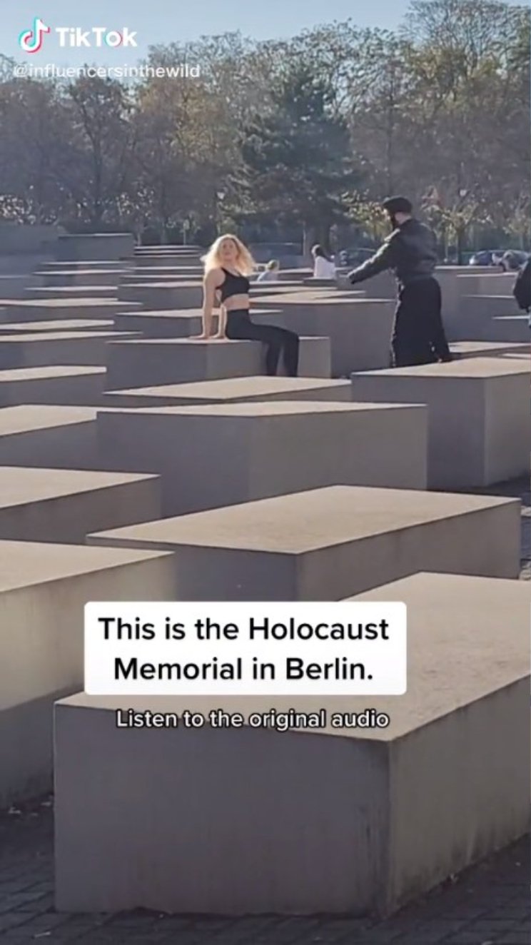 Sociální síť TikTok pobouřilo video, v němž neznámá spoře oděná žena pózuje na jedné ze stél Památníku Holocaustu v Berlíně.