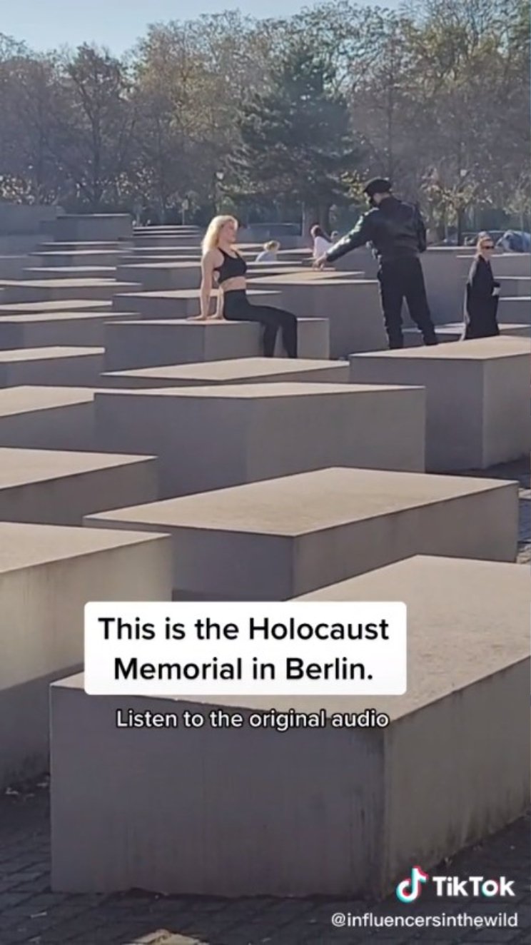 Sociální síť TikTok pobouřilo video, v němž neznámá spoře oděná žena pózuje na jedné ze stél Památníku Holocaustu v Berlíně.