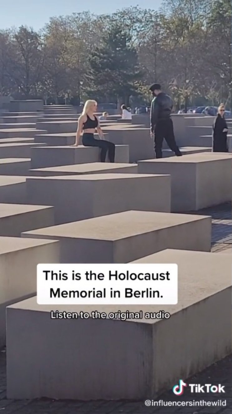 Sociální síť TikTok pobouřilo video, v němž neznámá spoře oděná žena pózuje na jedné ze stél Památníku Holocaustu v Berlíně.